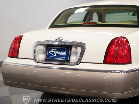 Used 2000 Lincoln Town Car Signature RWD image 27