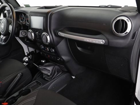 Used 2017 Jeep Wrangler Unlimited Sahara w/ Connectivity Group image 20