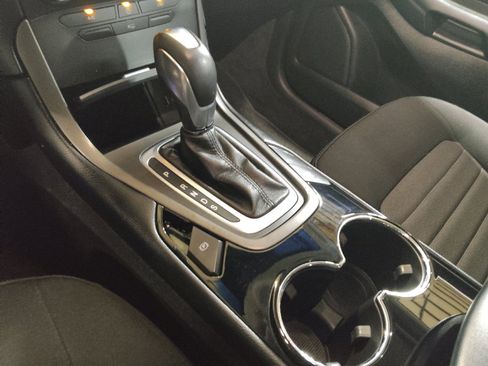 Used 2018 Ford Edge SE image 26