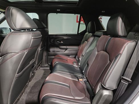 Used 2025 Honda Pilot Black Edition image 36