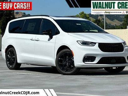 New 2025 Chrysler Pacifica Limited