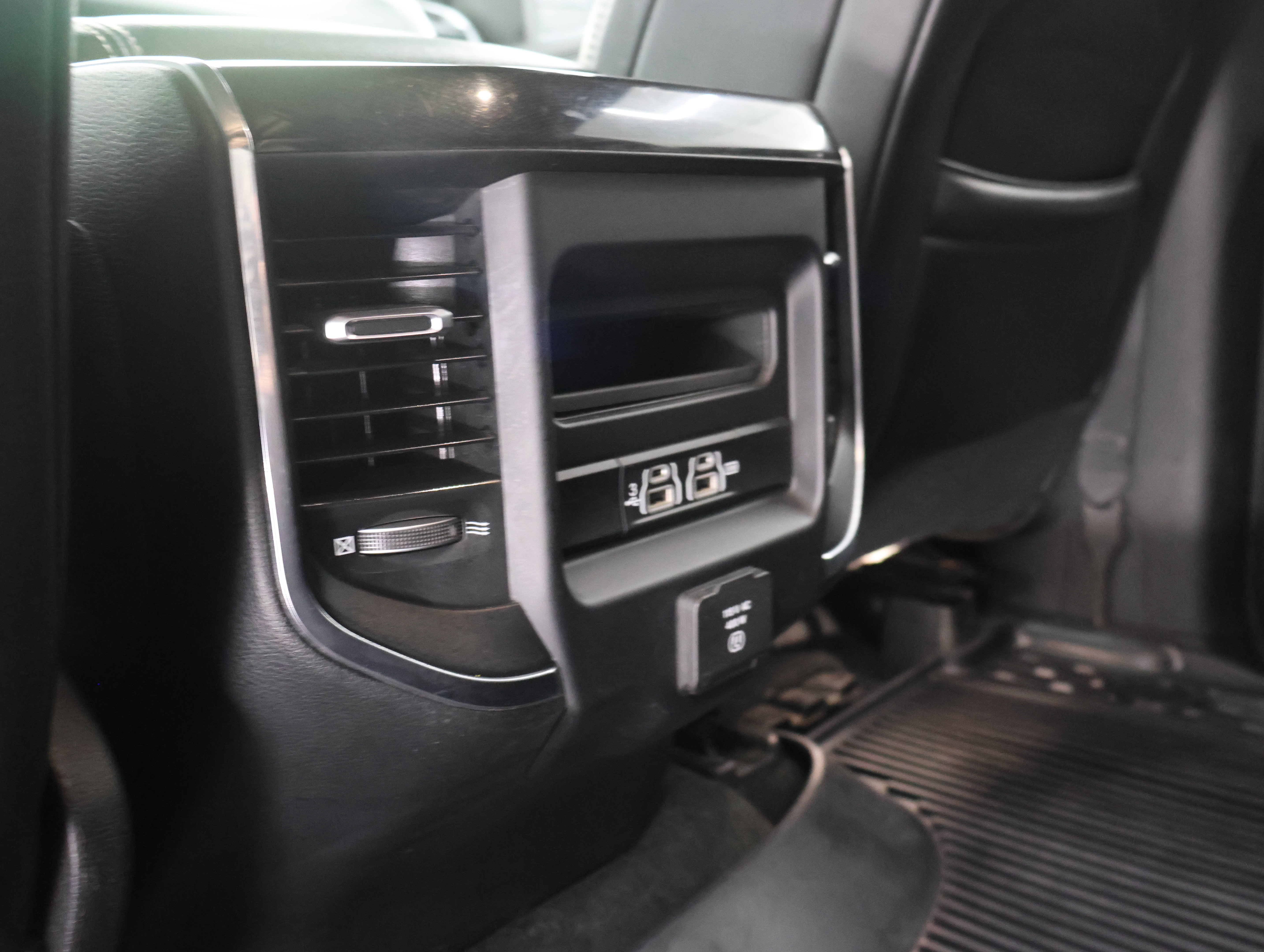Used 2019 RAM 1500 Laramie w/ Sport Appearance Package AWD/4WD image 34