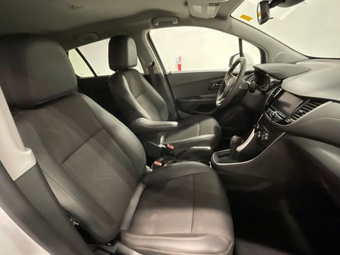 Used 2022 Chevrolet Trax LT w/ LT Convenience Package image 25