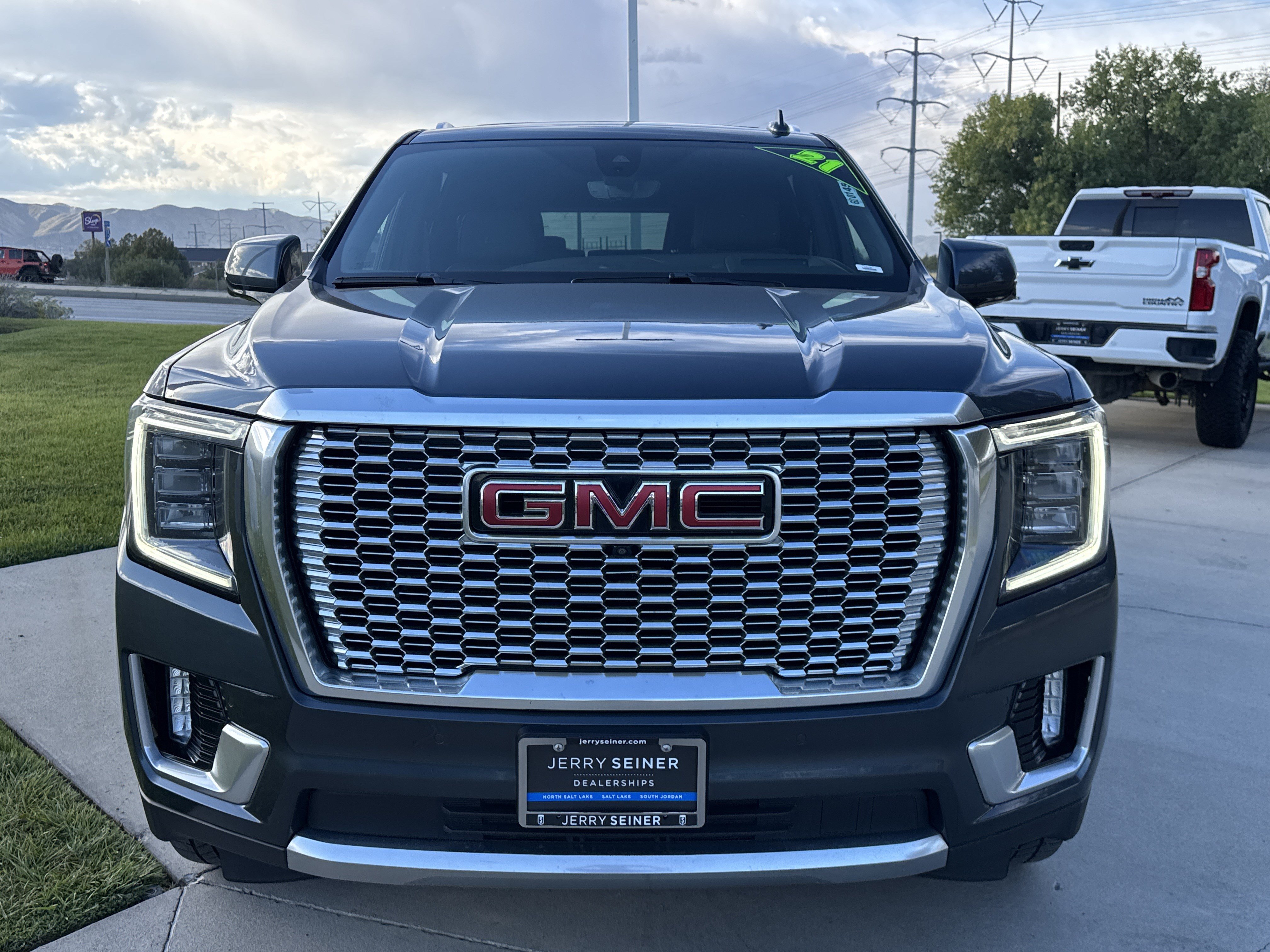 Used 2021 GMC Yukon XL Denali w/ Denali Premium Package AWD/4WD image 8
