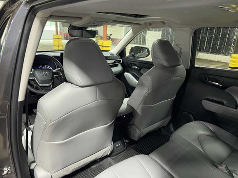 Used 2022 Toyota Highlander XLE AWD/4WD image 29
