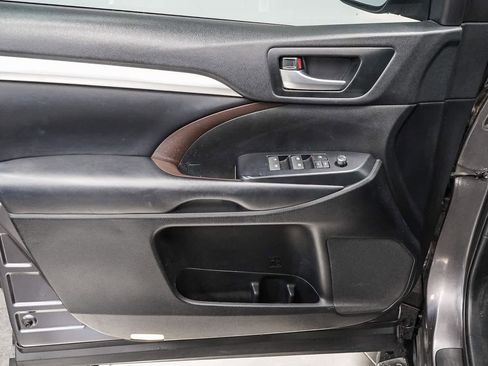 Used 2019 Toyota Highlander XLE image 22