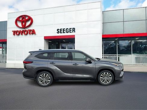 Used 2022 Toyota Highlander Platinum image 2