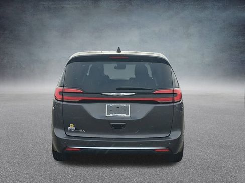 Used 2023 Chrysler Pacifica Touring-L image 8