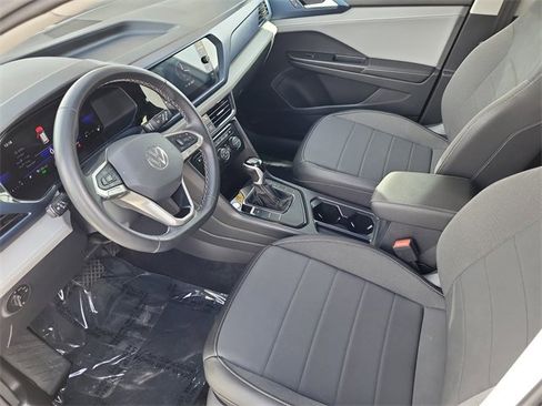 Used 2024 Volkswagen Taos SE image 9