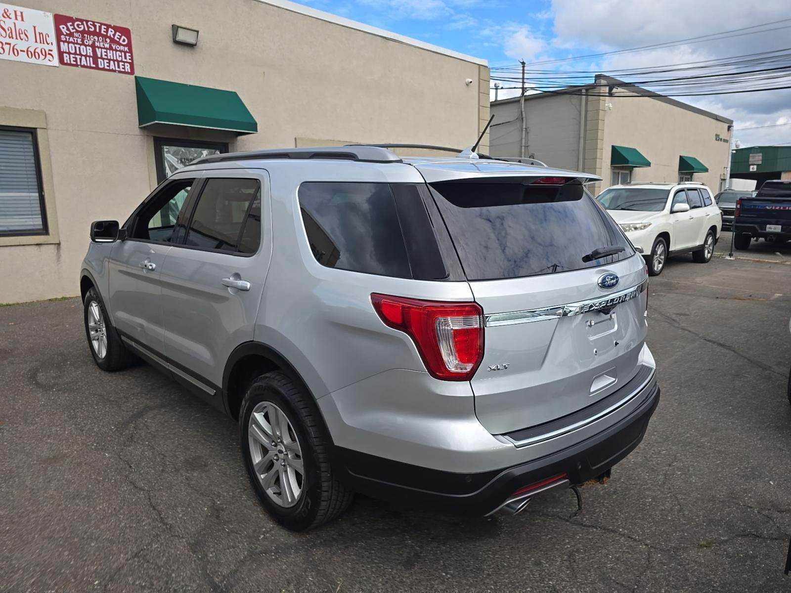 Used 2018 Ford Explorer XLT w/ Equipment Group 202A AWD/4WD image 3