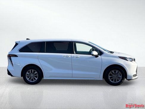 Certified 2025 Toyota Sienna LE FWD image 8