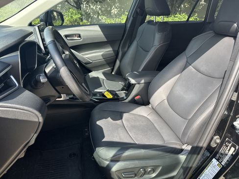 Used 2023 Toyota Corolla Cross XLE w/ Convenience Package AWD/4WD image 15