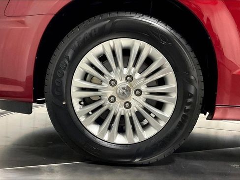 Used 2012 Chrysler Town & Country Limited w/ Luxury Group image 9