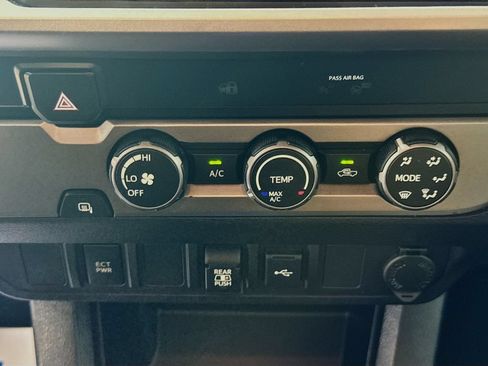 Used 2020 Toyota Tacoma SR5 RWD image 17