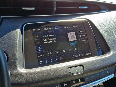 Used 2022 Cadillac XT4 Luxury w/ Cold Weather Package AWD/4WD image 18
