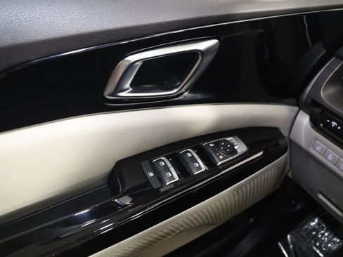 Used 2024 Kia Carnival EX FWD image 34