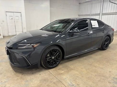 Used 2025 Toyota Camry SE w/ Convenience Package FWD image 3