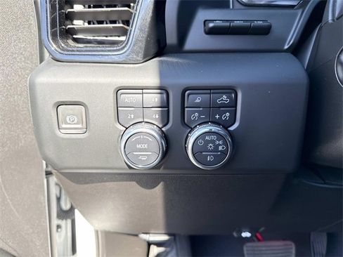 Used 2024 GMC Sierra 1500 AT4 w/ Technology Package image 30