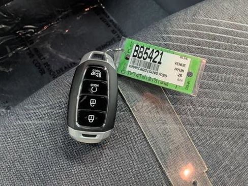 Used 2025 Hyundai Venue Limited FWD image 22