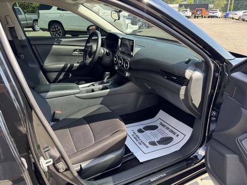 Used 2025 Nissan Sentra SV FWD image 16