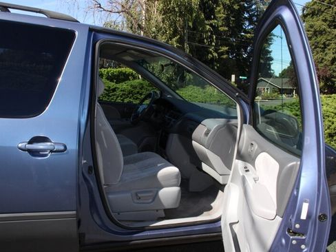 Used 1999 Toyota Sienna LE FWD image 13