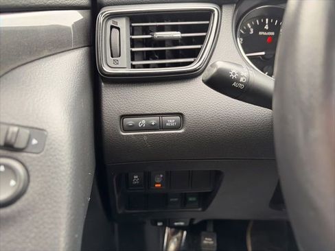 Used 2017 Nissan Rogue SV FWD image 18