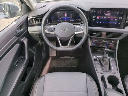 Used 2025 Volkswagen Jetta SE FWD image 18