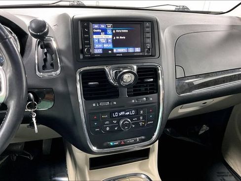 Used 2015 Chrysler Town & Country Touring-L w/ Driver Convenience Group FWD image 4