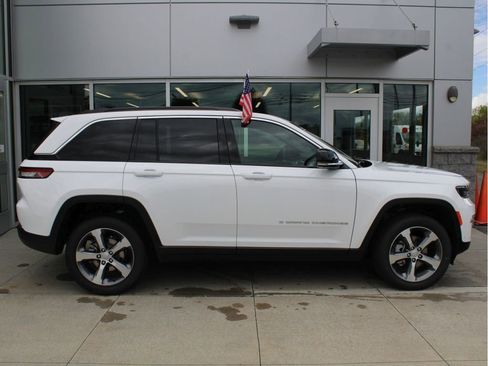 New 2025 Jeep Grand Cherokee Limited w/ Luxury Tech Group II image 3