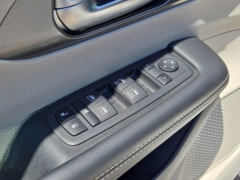 Used 2024 Chrysler Pacifica Limited FWD image 23