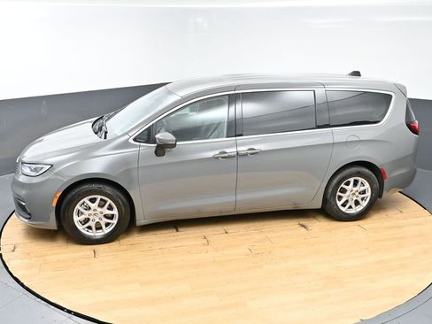 Used 2023 Chrysler Pacifica Touring-L FWD image 7