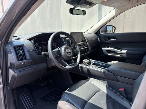 Used 2025 Nissan Pathfinder SL w/ SL Premium Package FWD image 10