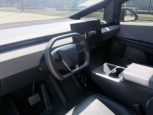 Used 2025 Tesla Cybertruck AWD Crew Cab image 30