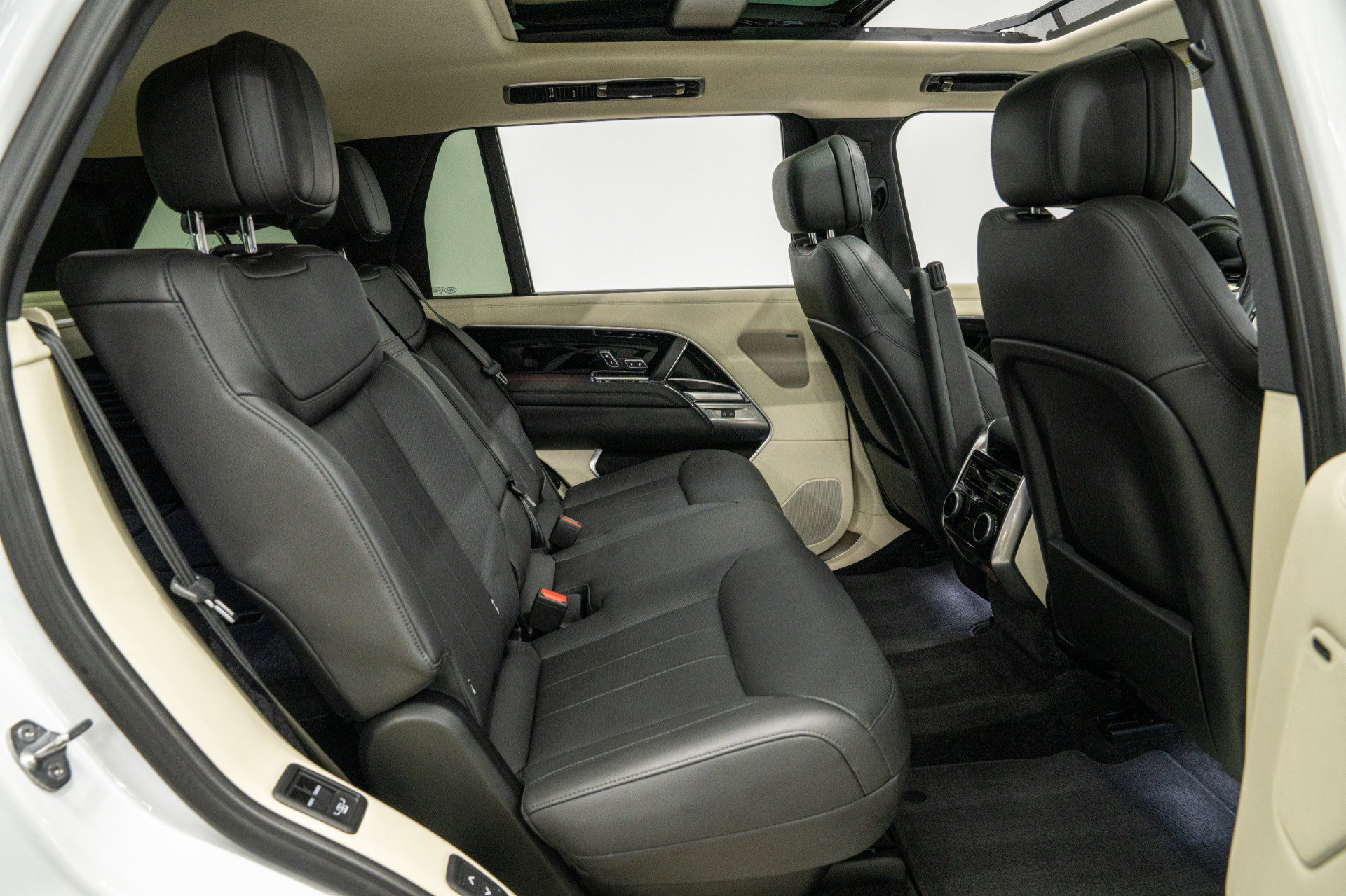 Used 2023 Land Rover Range Rover Long Wheelbase SE AWD/4WD image 37