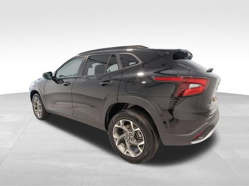 Used 2025 Chevrolet Trax LT FWD image 2