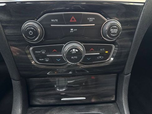 Used 2017 Chrysler 300 Limited image 28