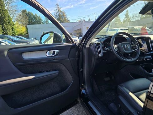 Used 2024 Volvo XC40 B5 Plus w/ Climate Package image 19
