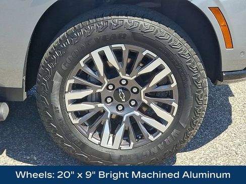 Used 2025 Chevrolet Suburban Z71 AWD/4WD image 28