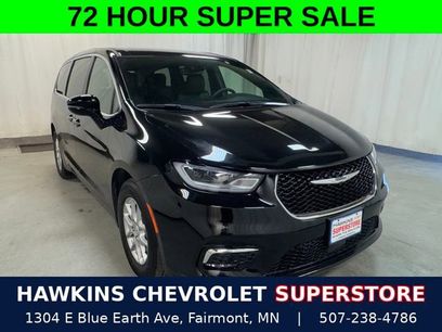 Used 2025 Chrysler Pacifica Select