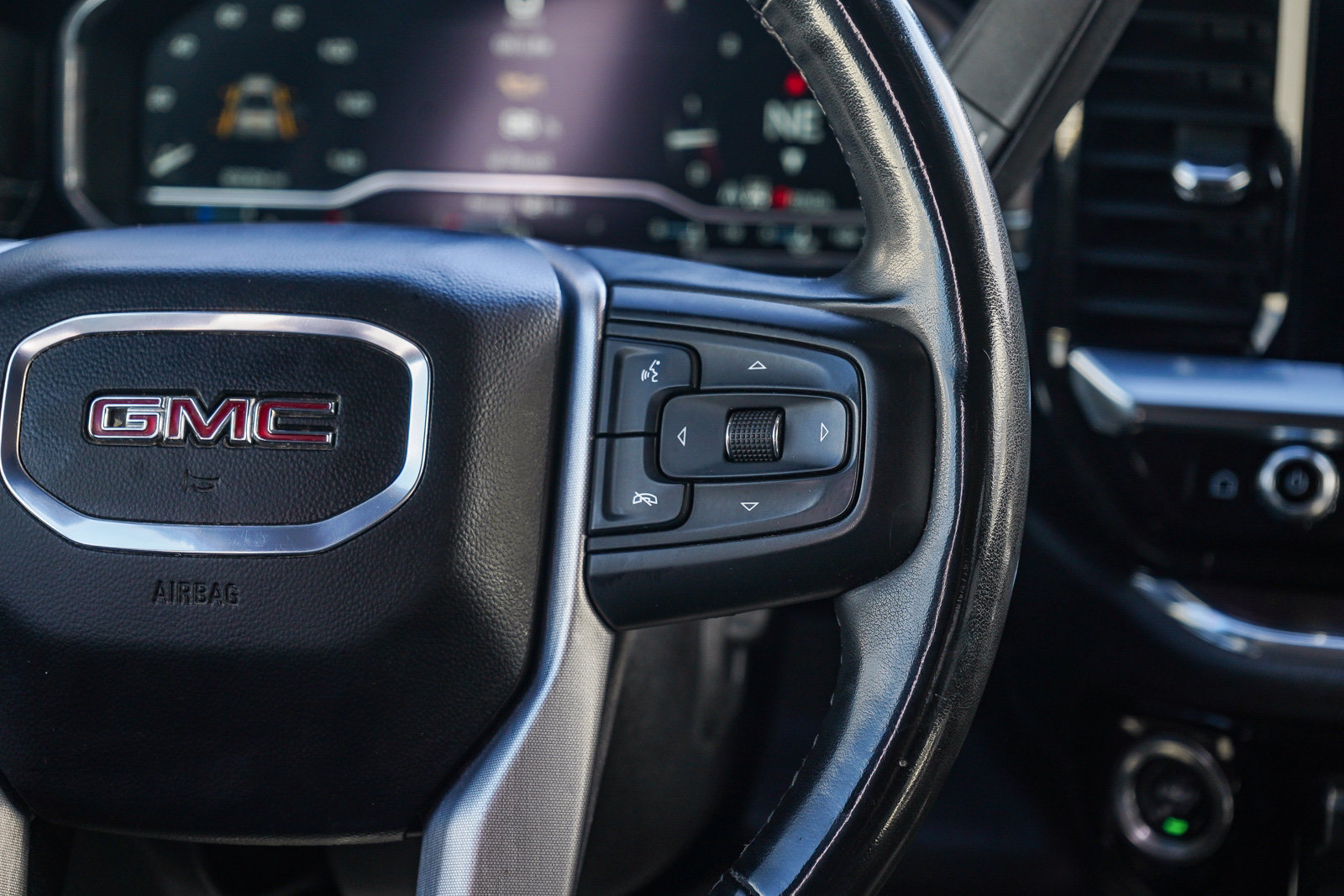 Used 2025 GMC Sierra 1500 SLT AWD/4WD image 17