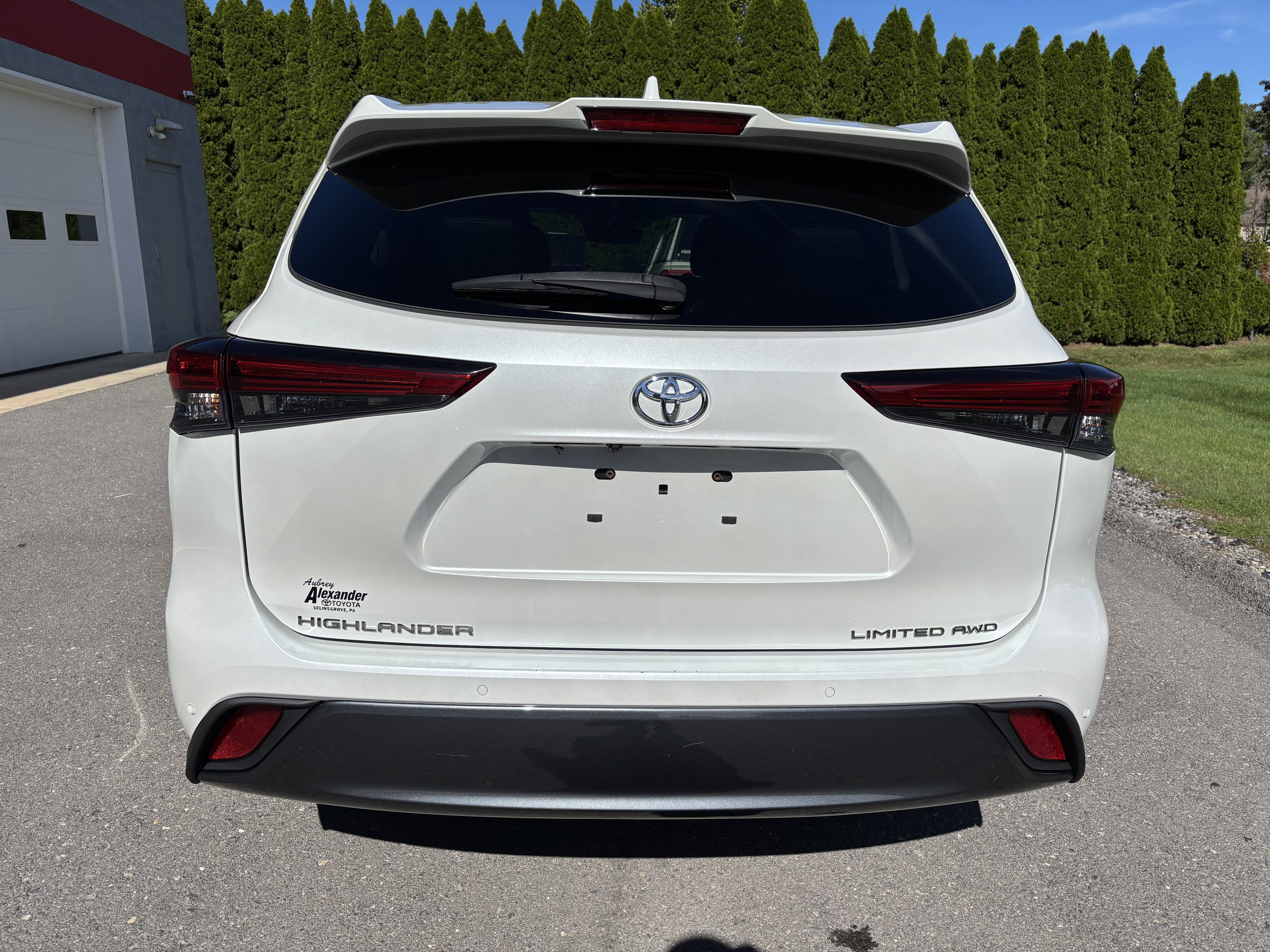 Used 2022 Toyota Highlander Limited AWD/4WD image 4