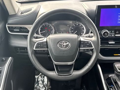 Used 2024 Toyota Highlander XLE image 18