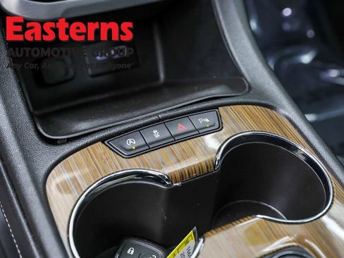 Used 2022 GMC Acadia SLE image 22