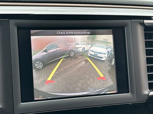 Used 2019 Chrysler Pacifica Touring-L image 17