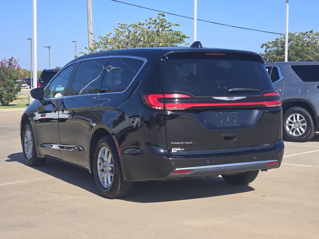 Used 2024 Chrysler Pacifica Touring-L FWD image 5