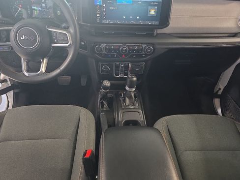 Used 2024 Jeep Wrangler Unlimited Sahara AWD/4WD image 4