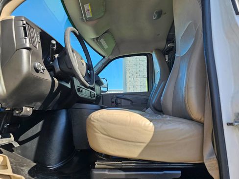 Used 2015 Chevrolet Express 2500 Extended image 17