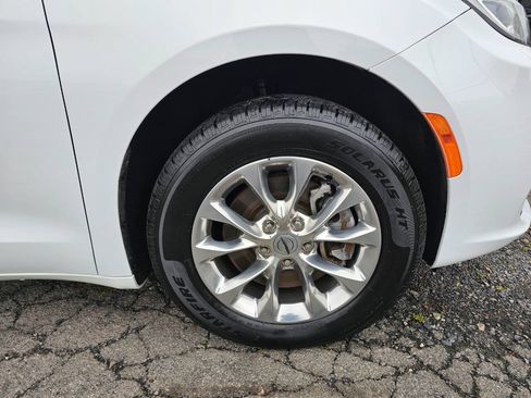 Used 2022 Chrysler Pacifica Touring-L AWD/4WD image 5