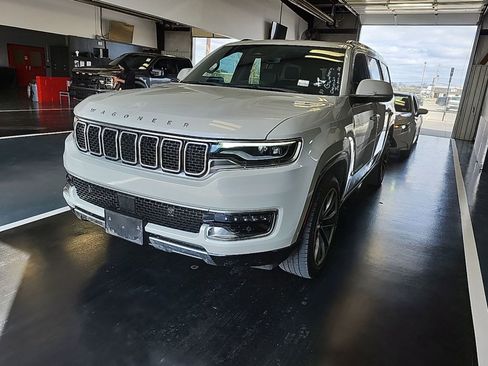 Used 2022 Jeep Wagoneer Series III w/ Premium Group I image 2