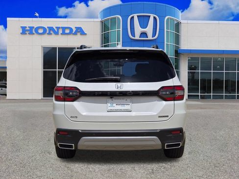 Used 2025 Honda Pilot Touring image 4